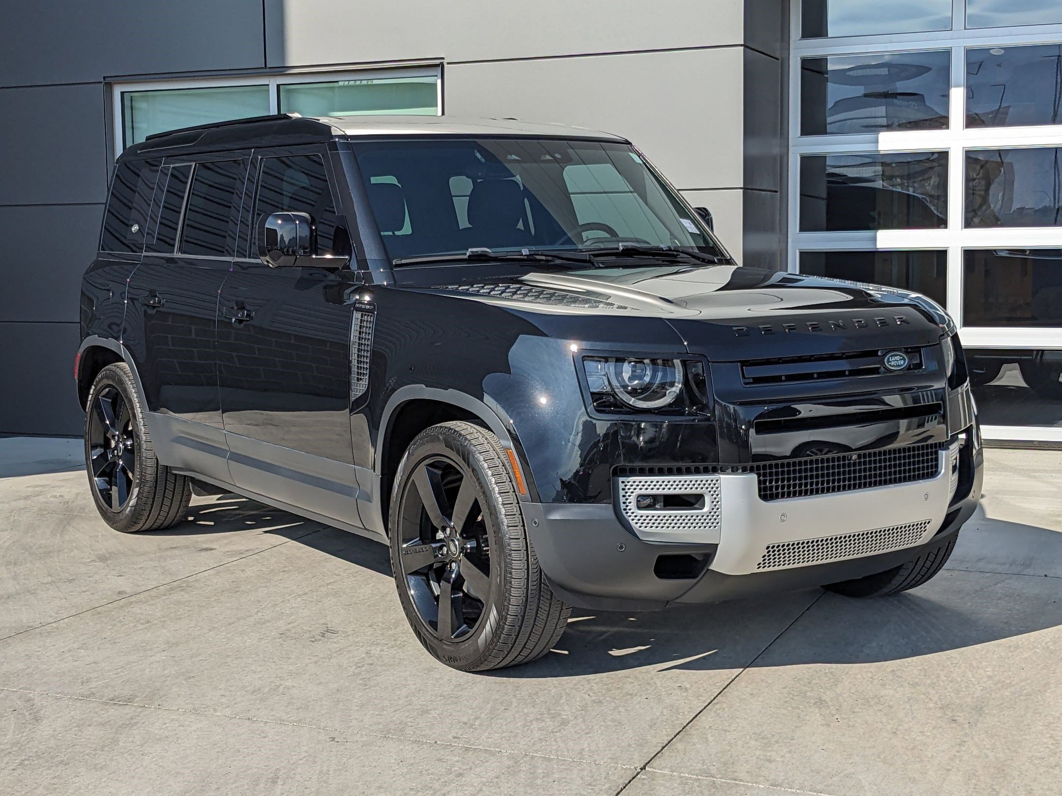 2024 Land Rover Defender 110 S photo 3