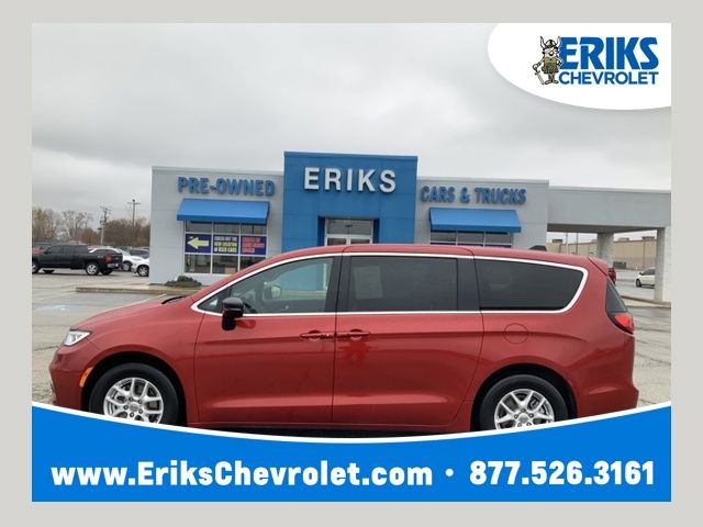 2025 Chrysler Pacifica Select's photo