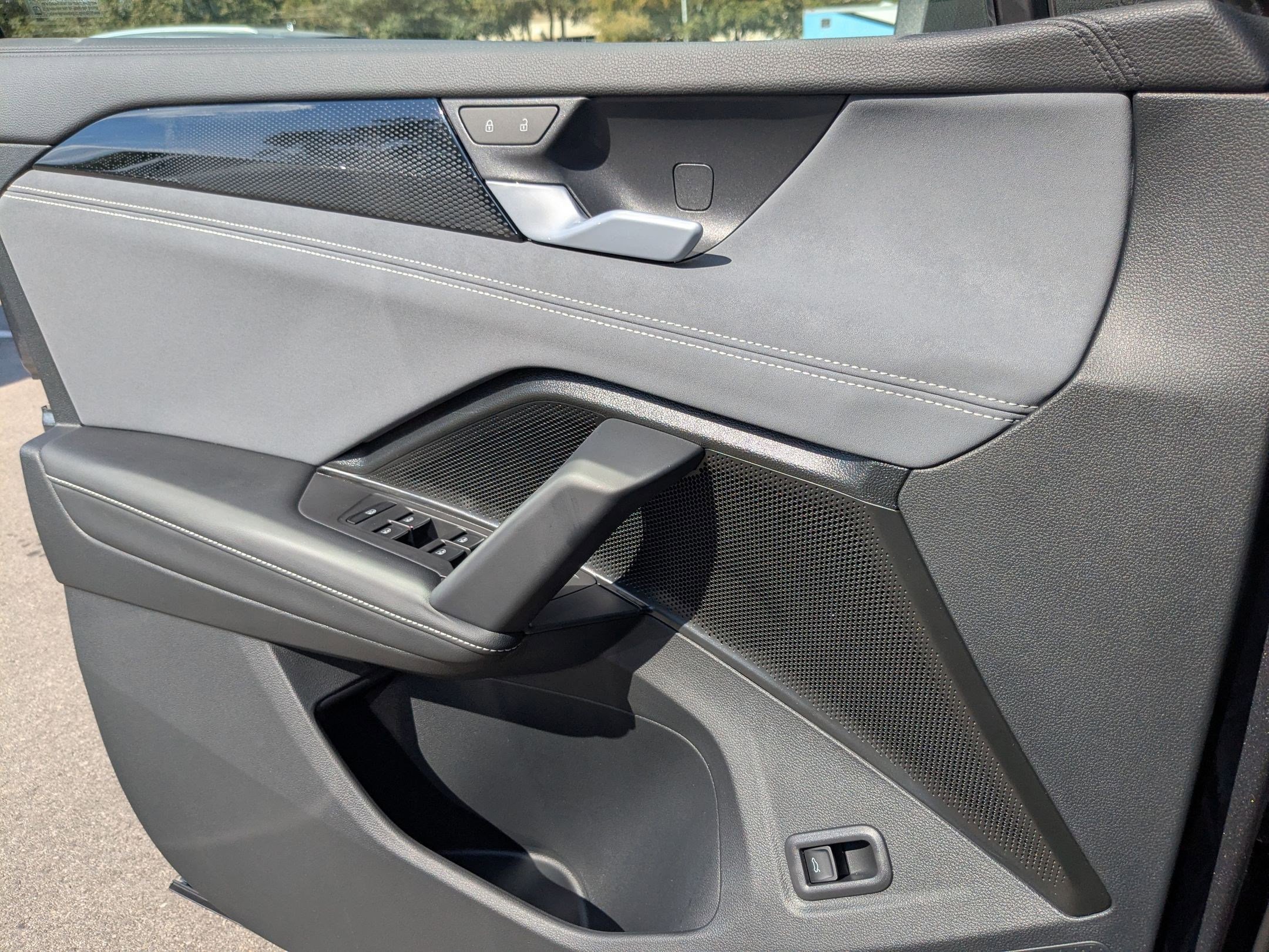 2026 Volkswagen Tiguan SE R-Line Black photo 4