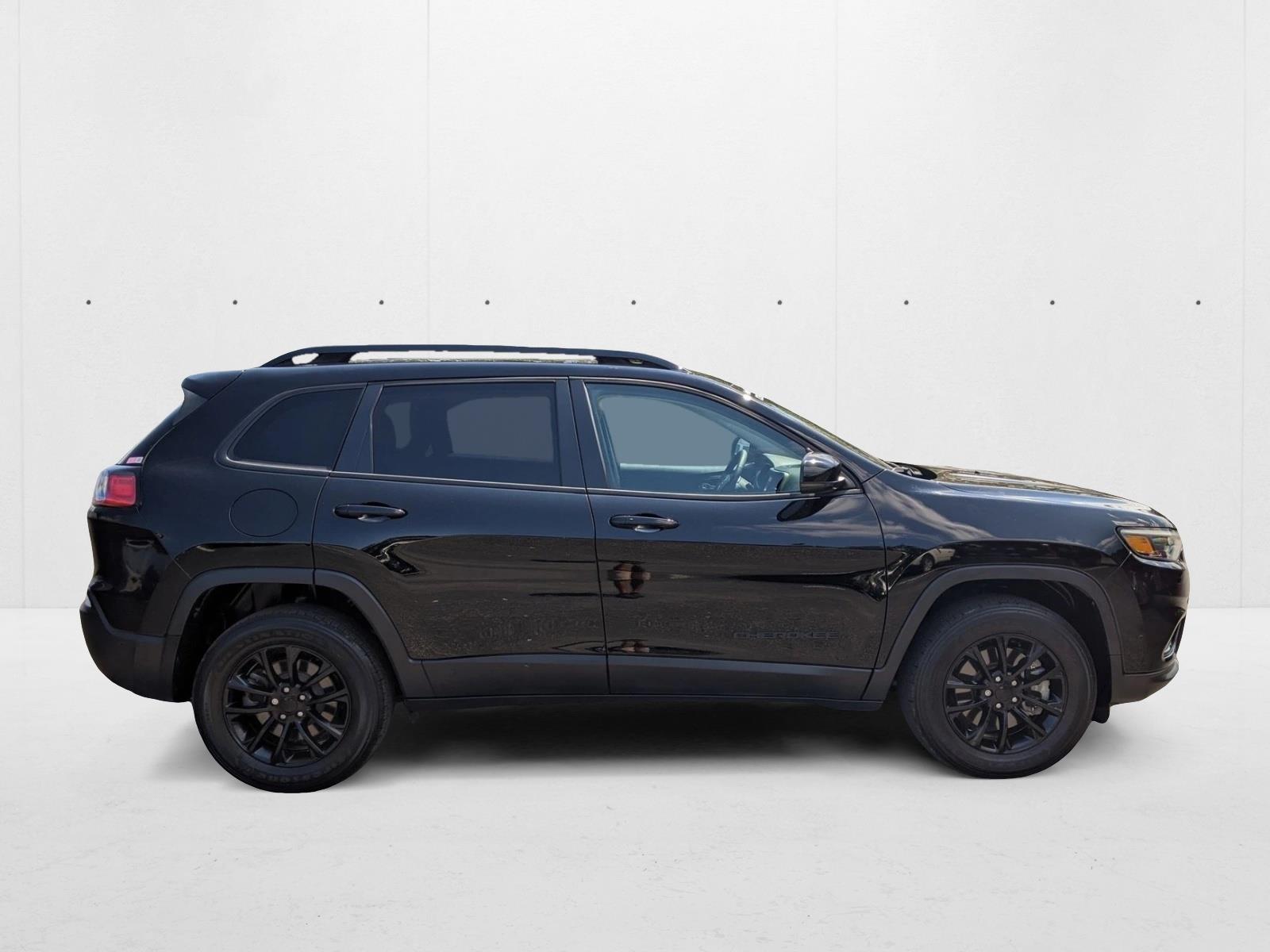 2023 Jeep Cherokee Altitude Lux photo 2
