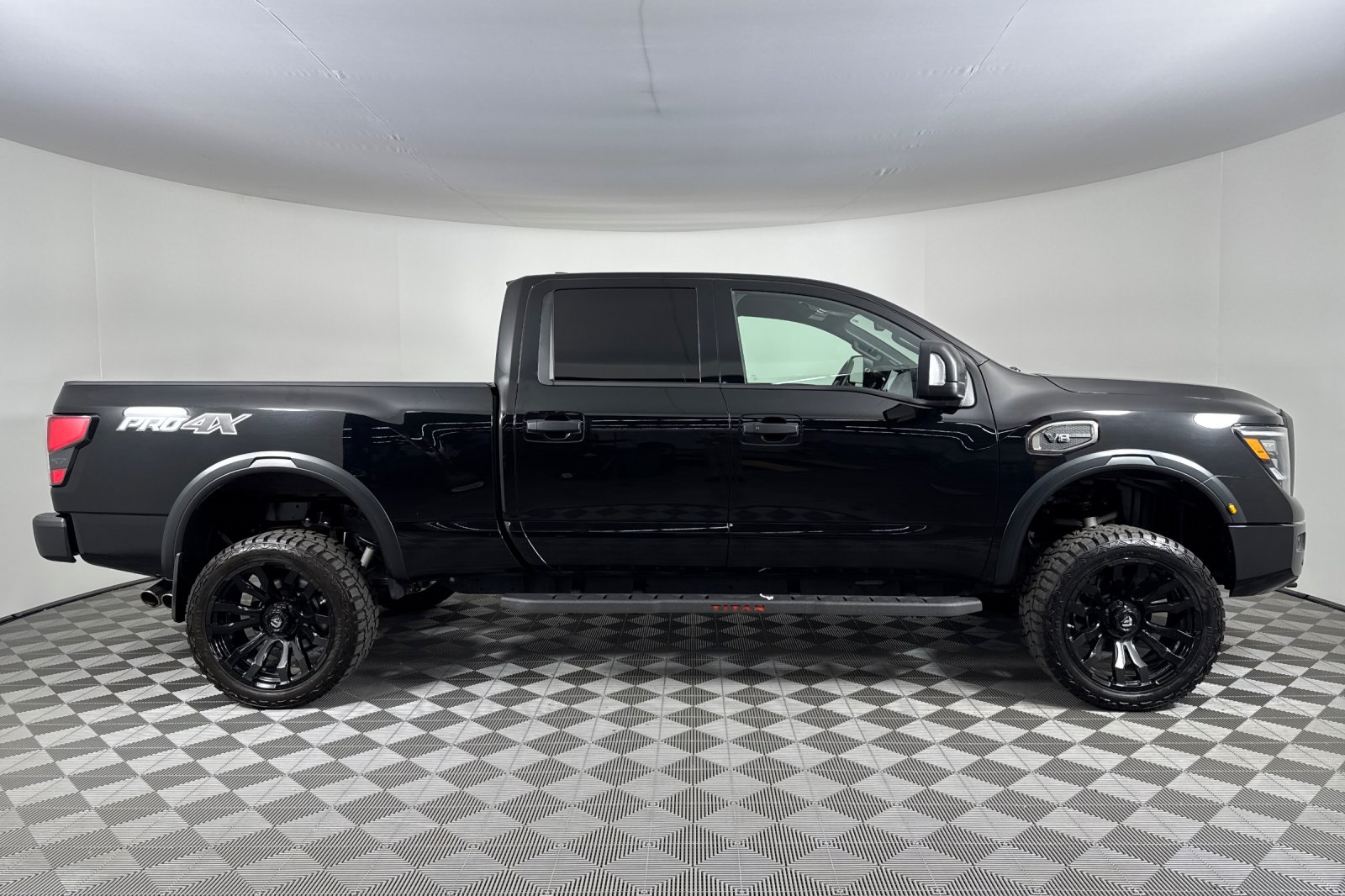 2023 Nissan Titan PRO-4X photo 3