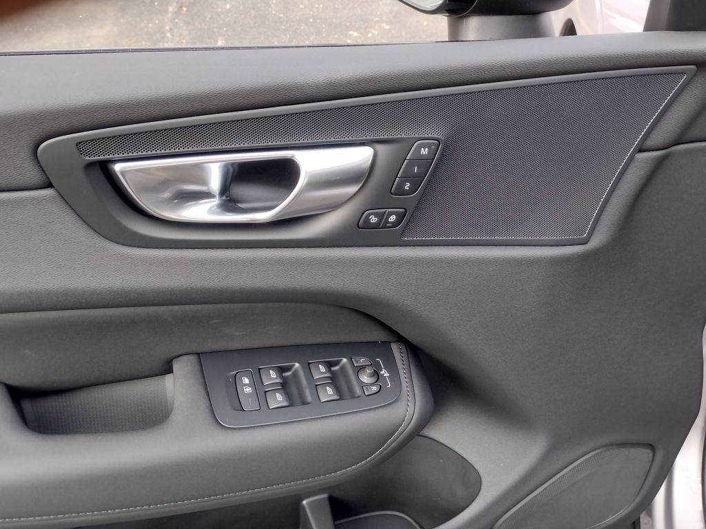 2026 VOLVO XC60 - Image 9