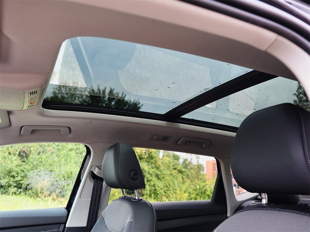 2025 Volkswagen Taos SE photo 4