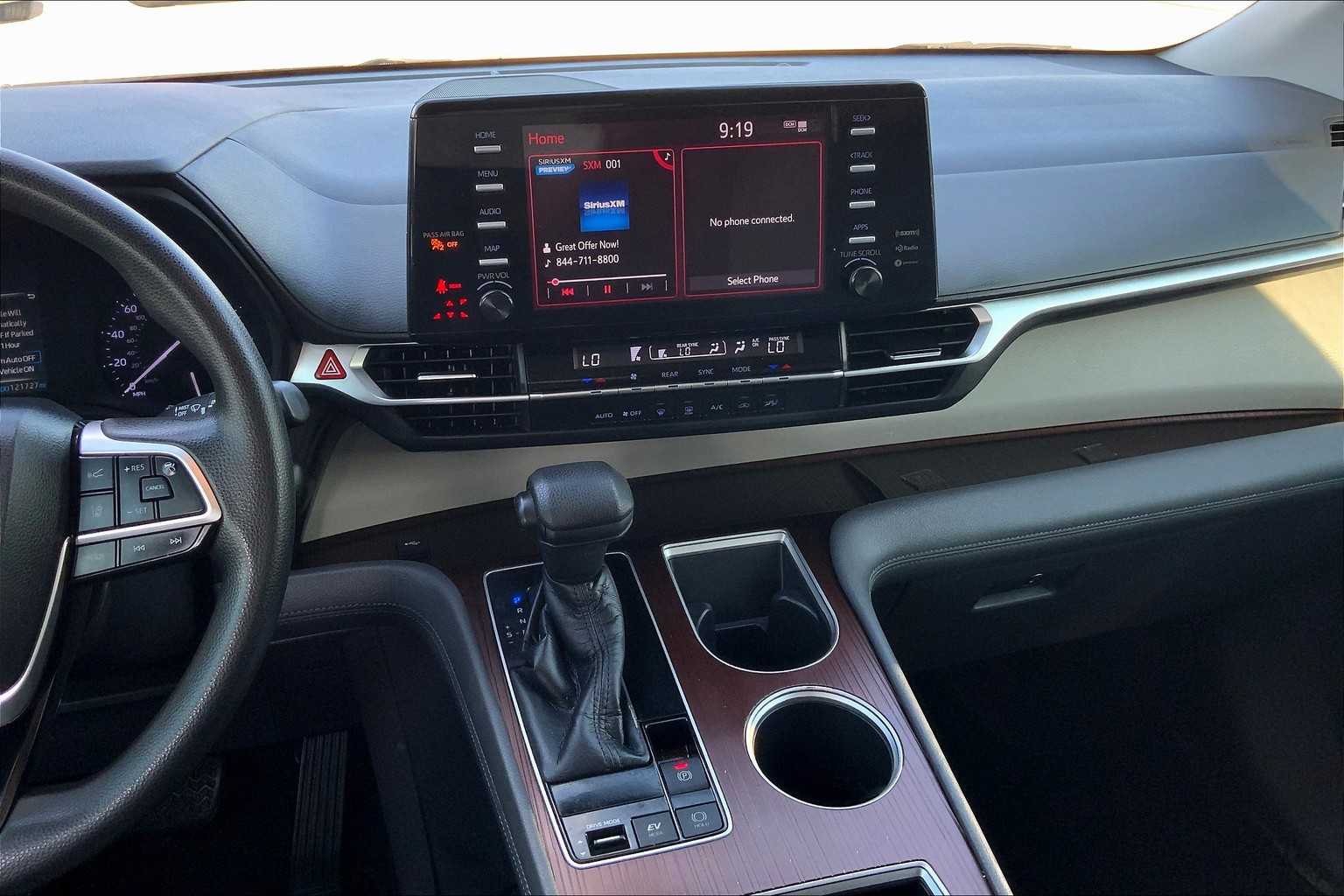 2021 Toyota Sienna LE photo 6