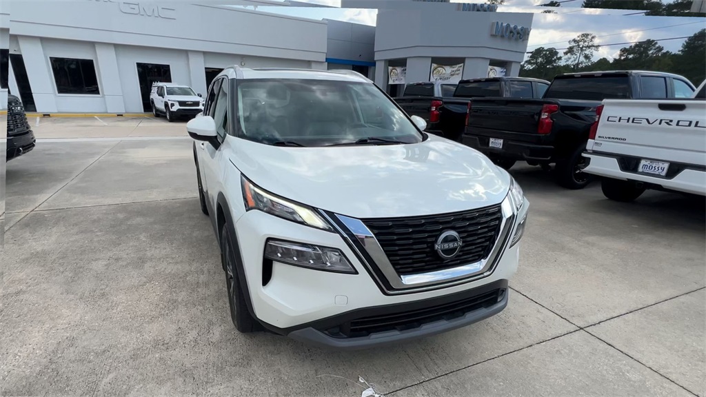 2022 Nissan Rogue SV photo 2