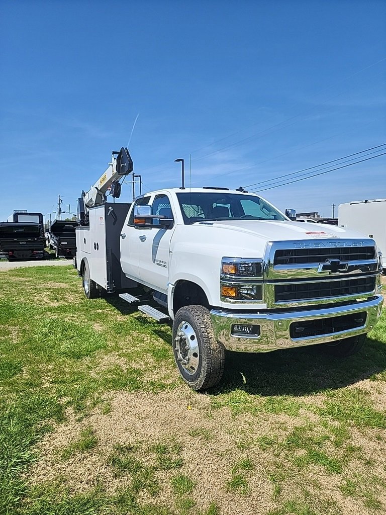 2024 Chevrolet Silverado 6500HD Work Truck photo 3