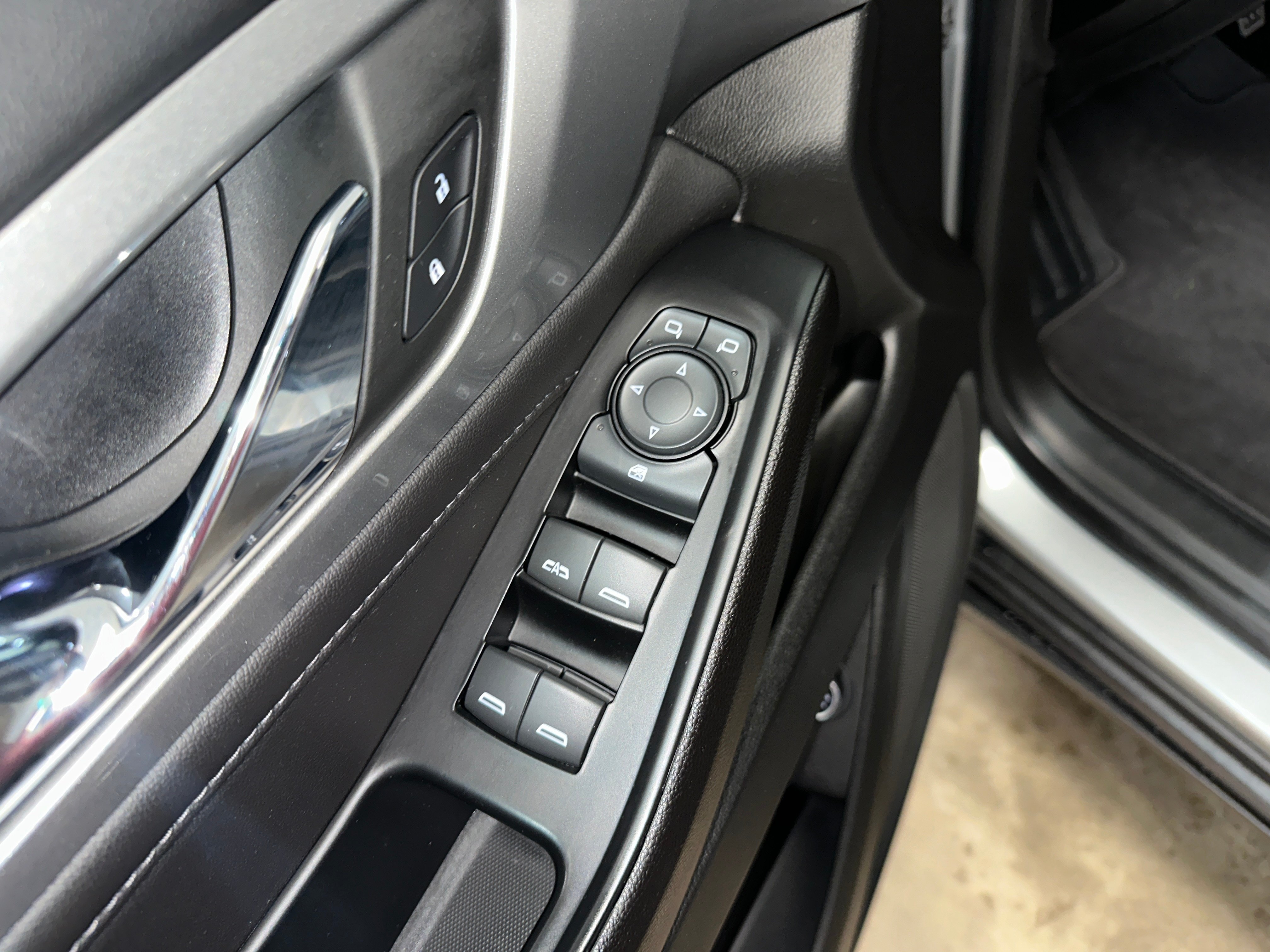 2023 Chevrolet Traverse Cloth photo 2