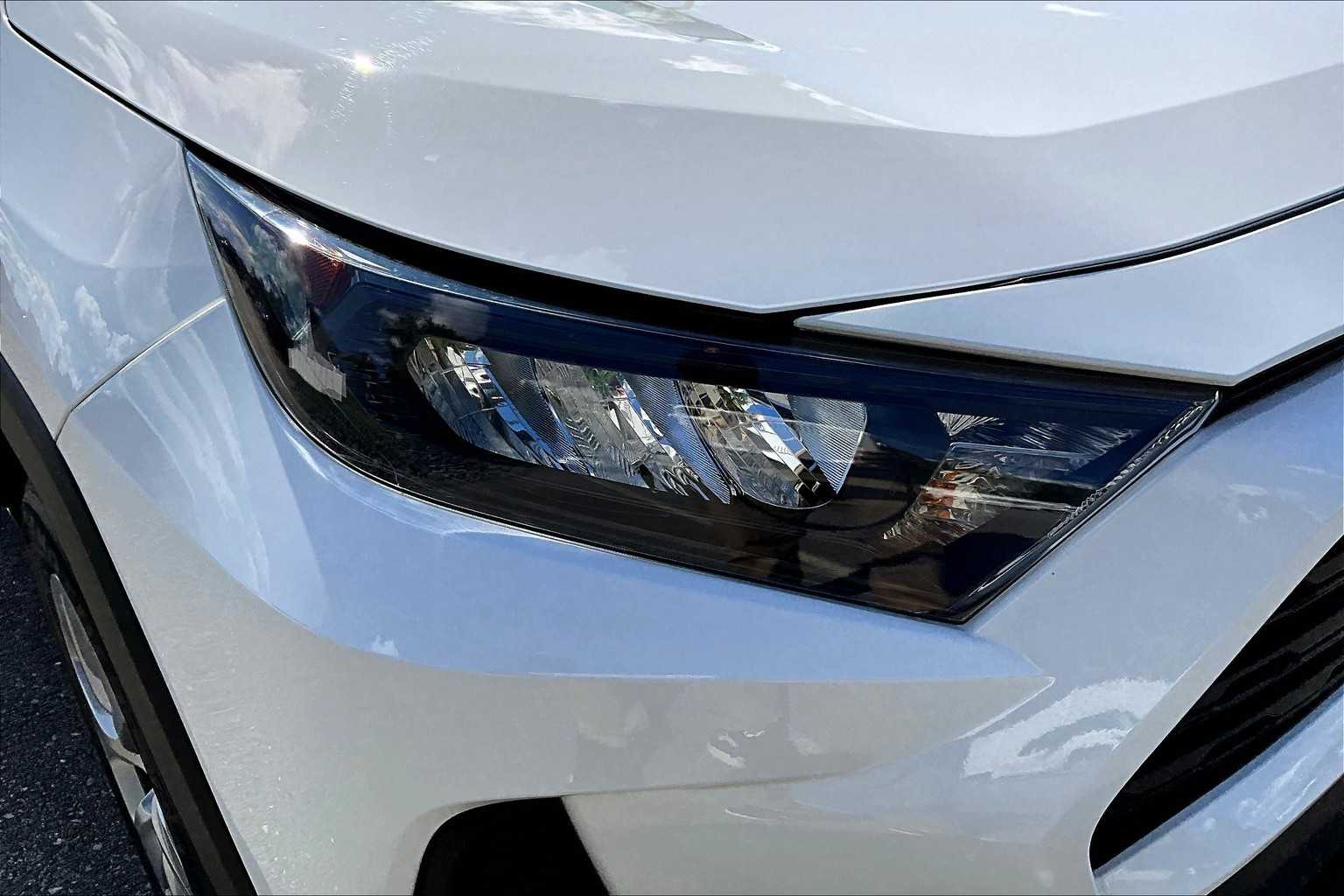 2022 Toyota RAV4 LE photo 32