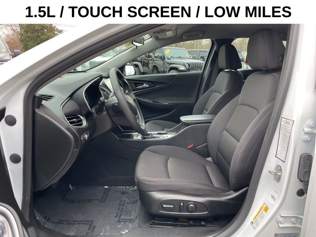 2024 Chevrolet Malibu 1LT photo 2