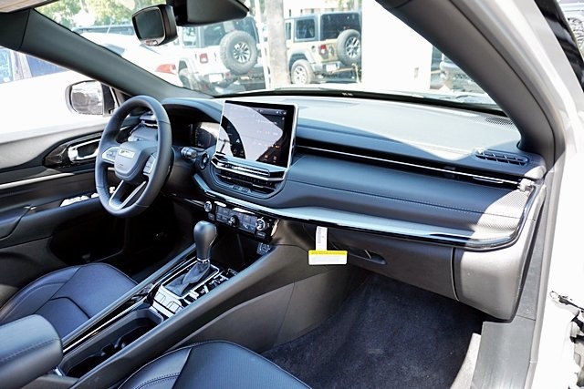 New 2025 Silver Zynith Metallic Clear-Coat Exterior Paint Jeep Limited image 11