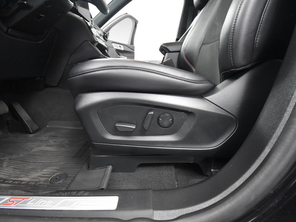 2024 Ford Explorer ST-Line photo 15