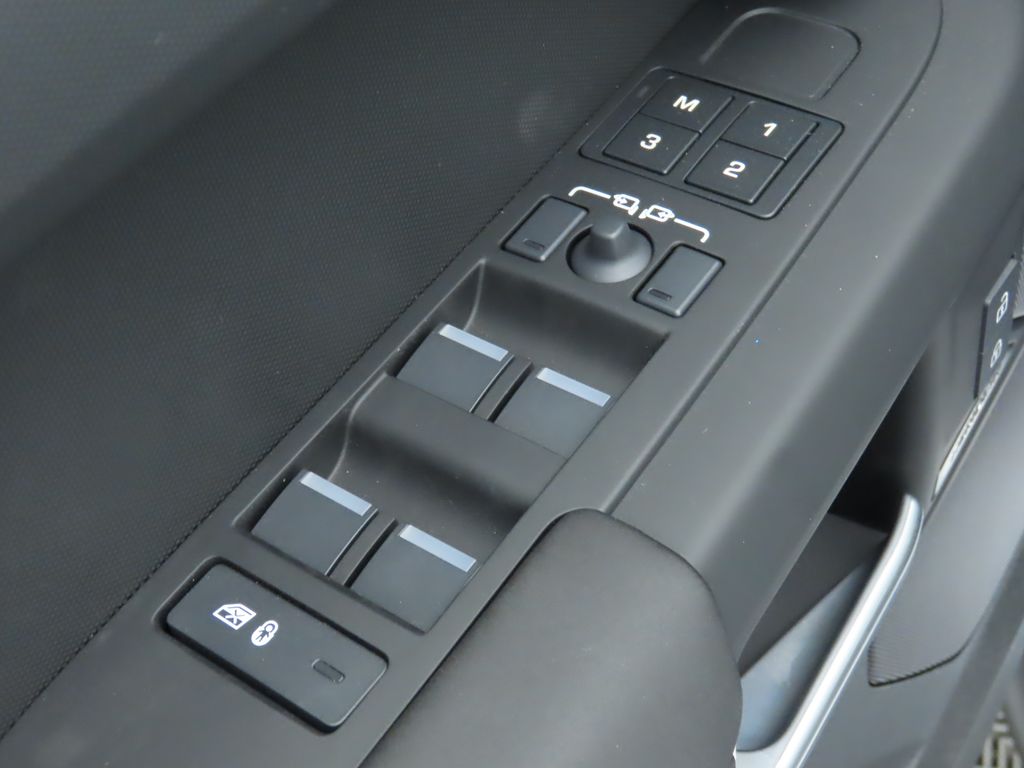 2025 Land Rover Defender 110 S photo 19