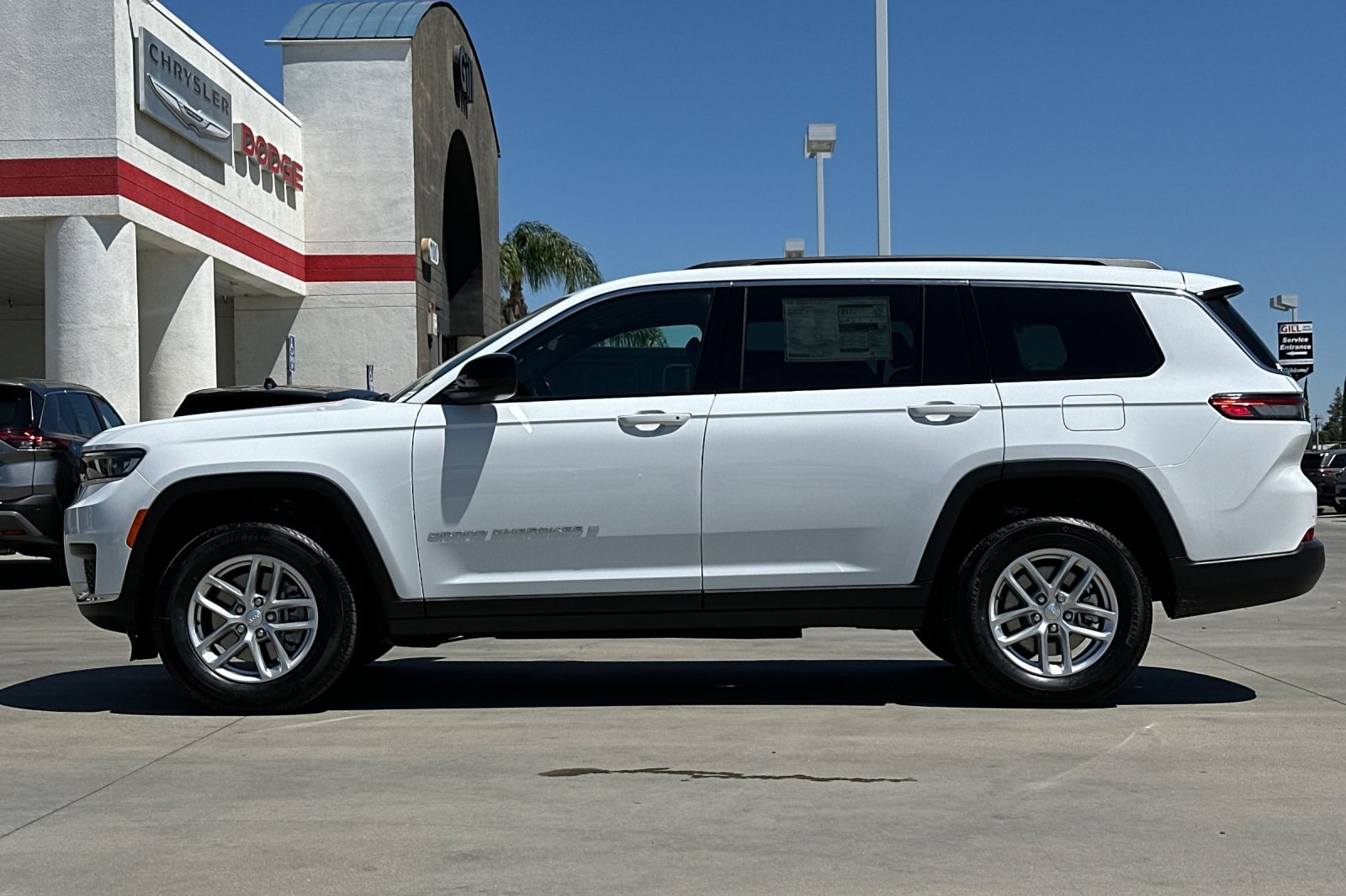 2025 Jeep Grand Cherokee Laredo photo 3
