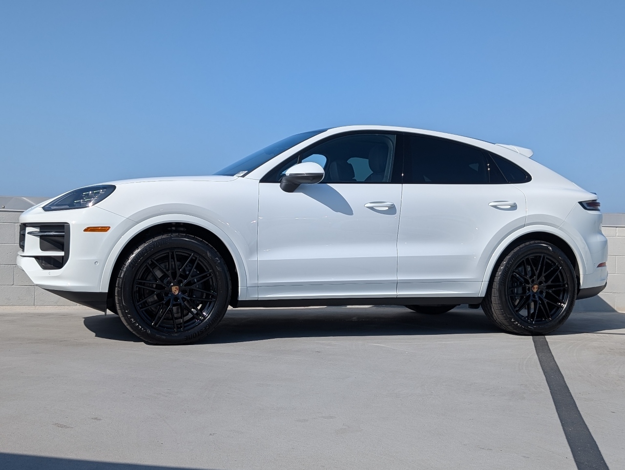 2025 Porsche Cayenne photo 2