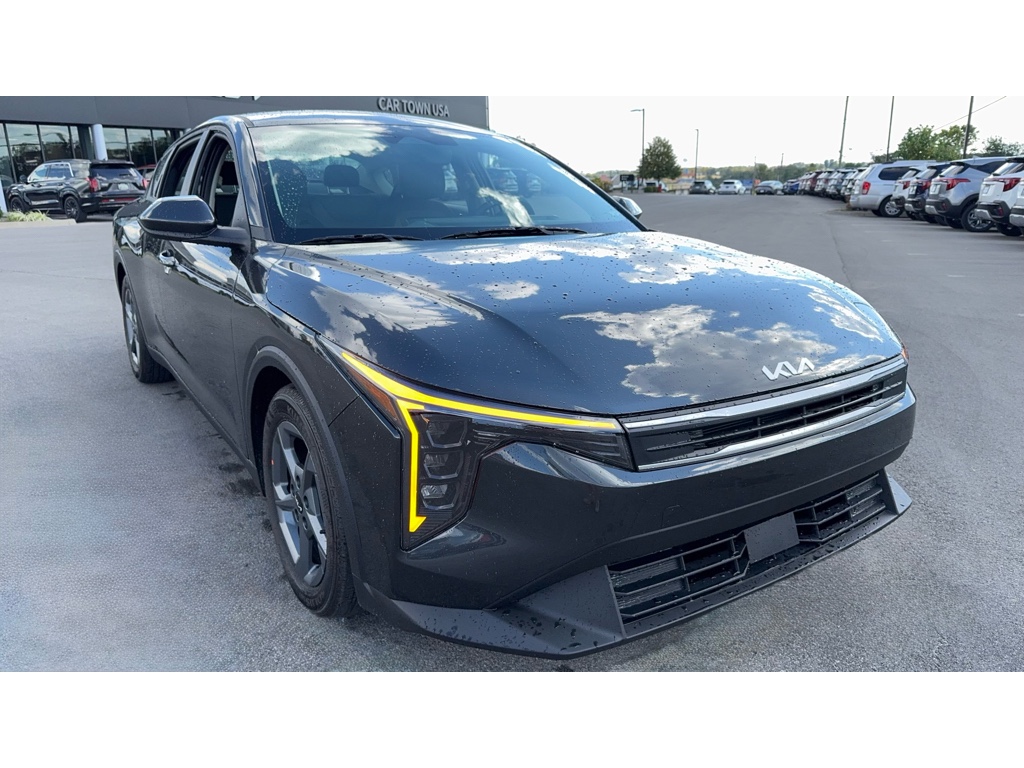 2025 Kia K4 LXS photo 2