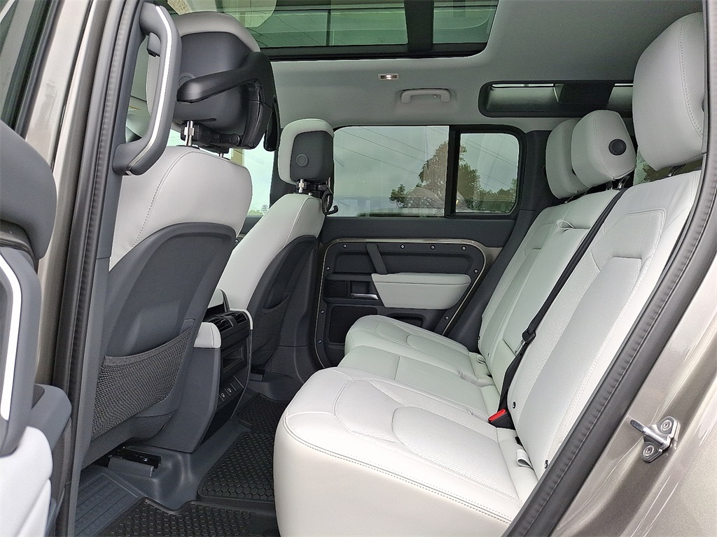 2025 Land Rover Defender 110 S photo 7