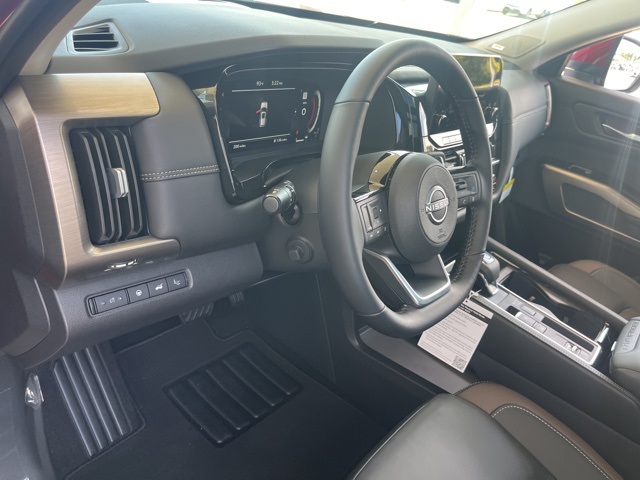 2025 Nissan Pathfinder Platinum photo 9