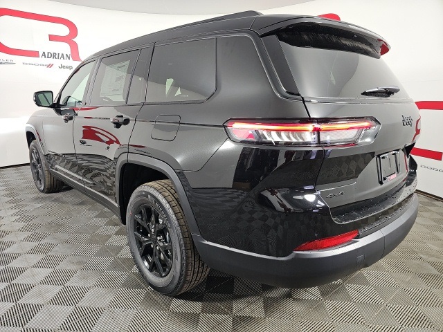 2025 Jeep Grand Cherokee Laredo Altitude photo 3