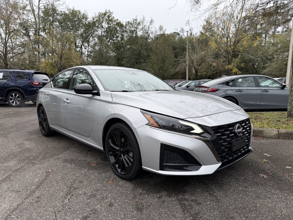 2023 Nissan Altima SR's photo