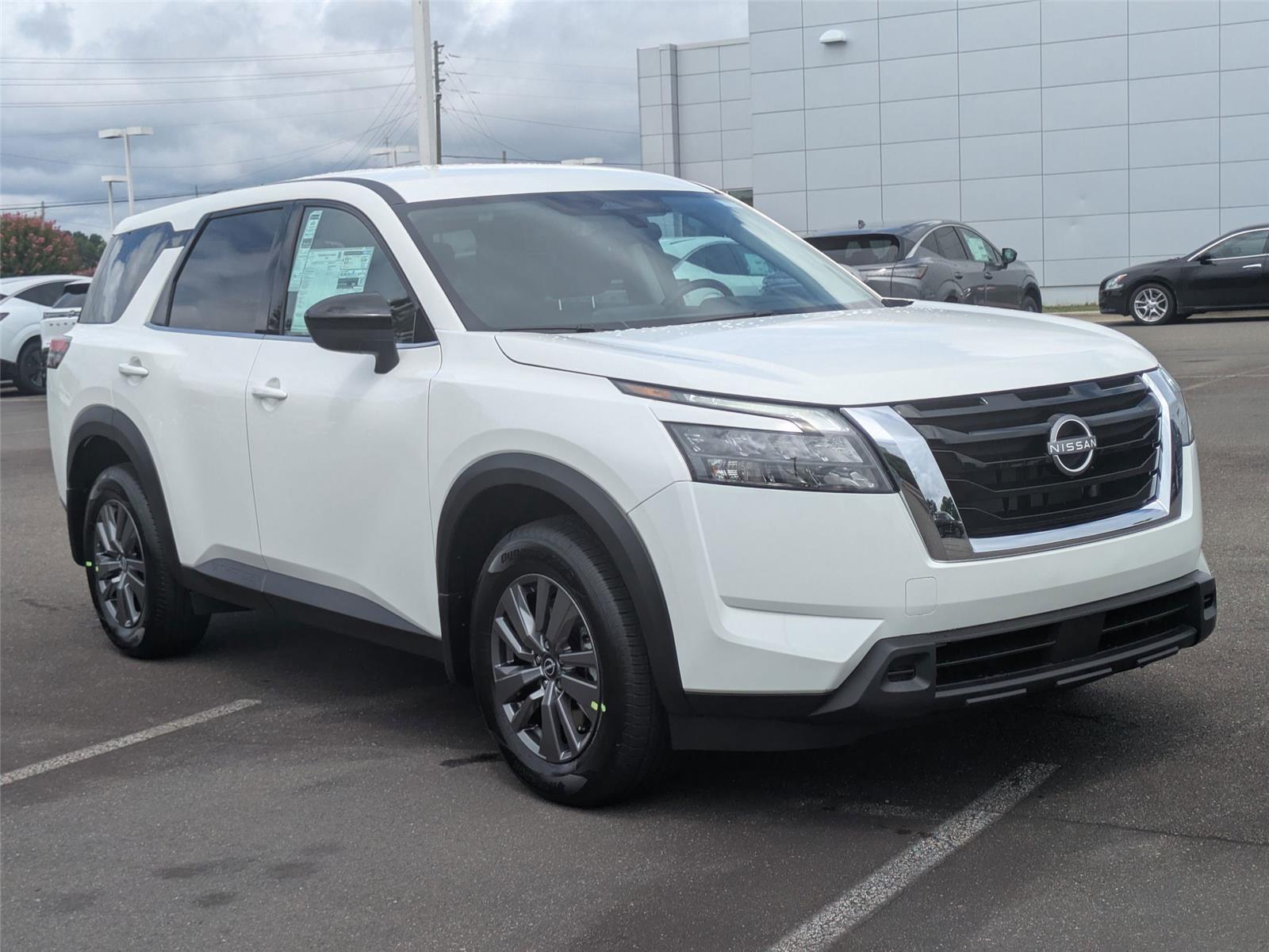 2025 Nissan Pathfinder S photo 3