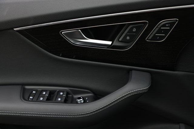 2025 Audi Q7 55 Prestige photo 16