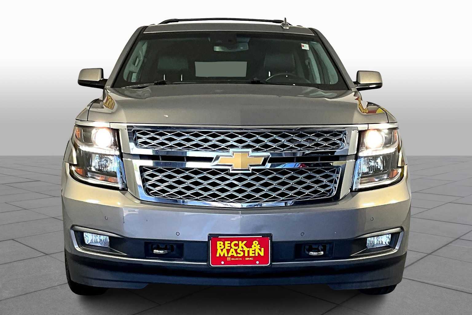 2018 Chevrolet Suburban LT photo 3