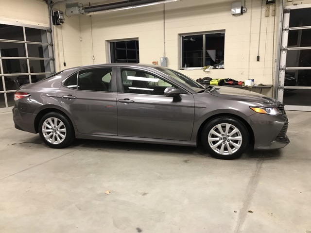 2018 Toyota Camry LE photo 2