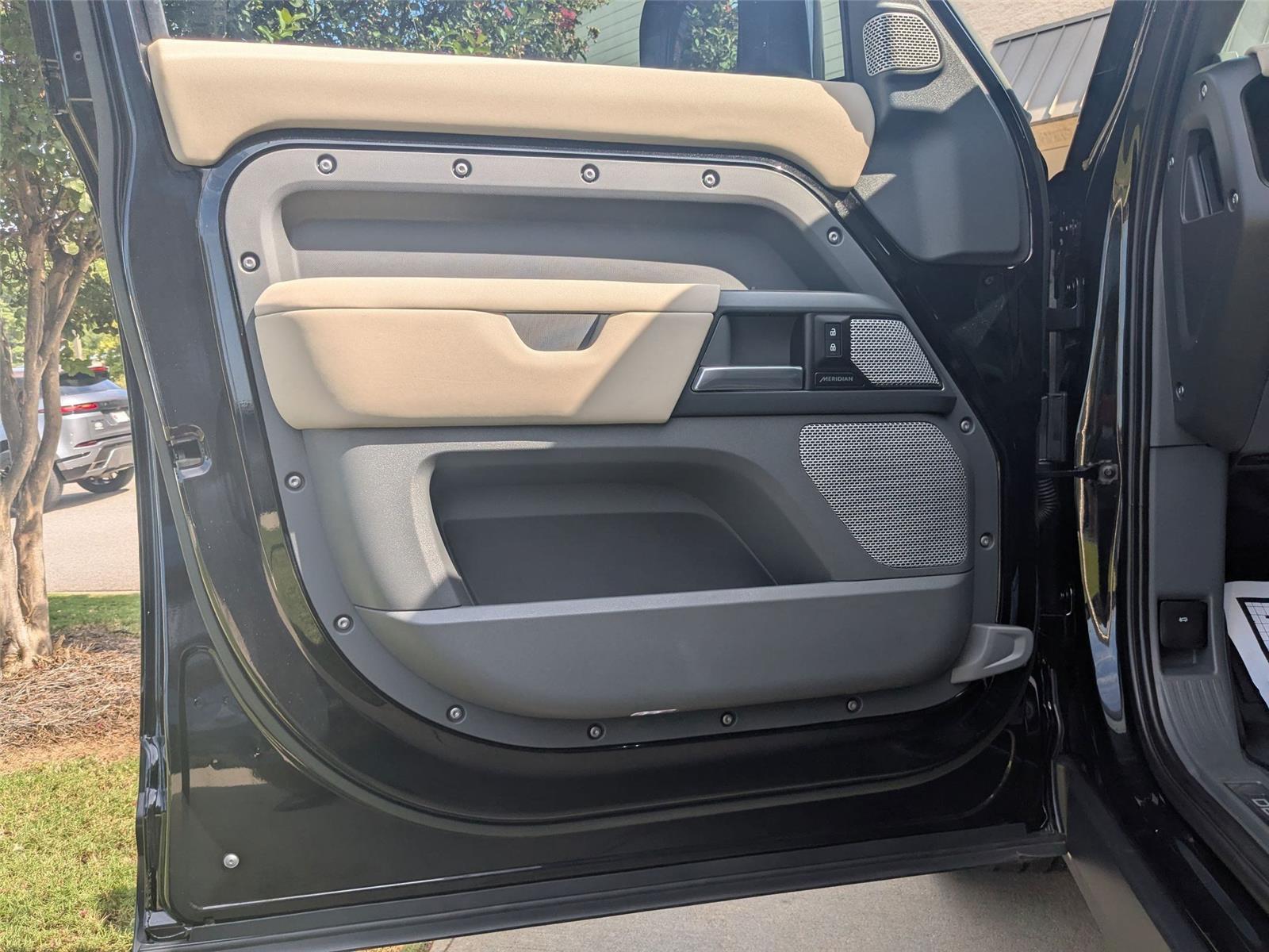 2023 Land Rover Defender 130 X photo 9