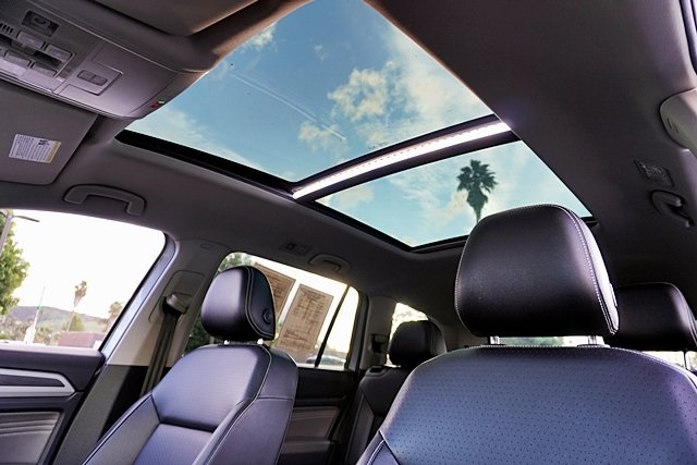 Used 2022 Silver Volkswagen 3.6L V6 SE w/Technology image 15