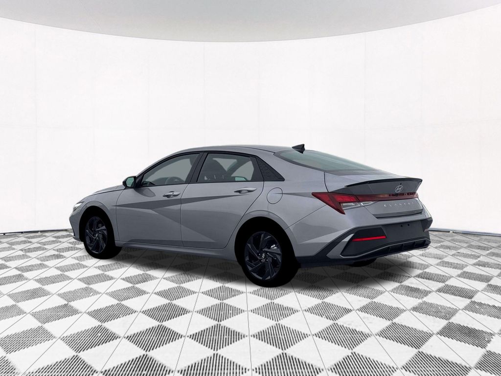 2026 Hyundai Elantra SEL Sport photo 4