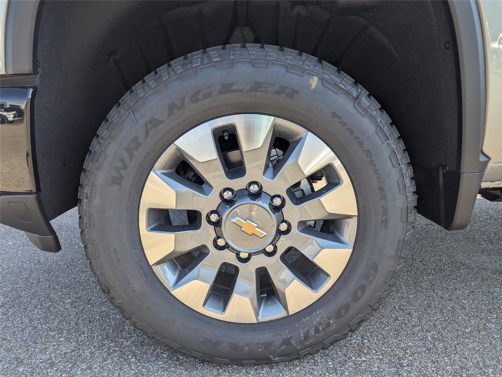 2026 Chevrolet Silverado 2500HD Custom photo 4