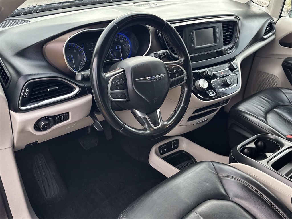 2017 Chrysler Pacifica Touring L photo 2