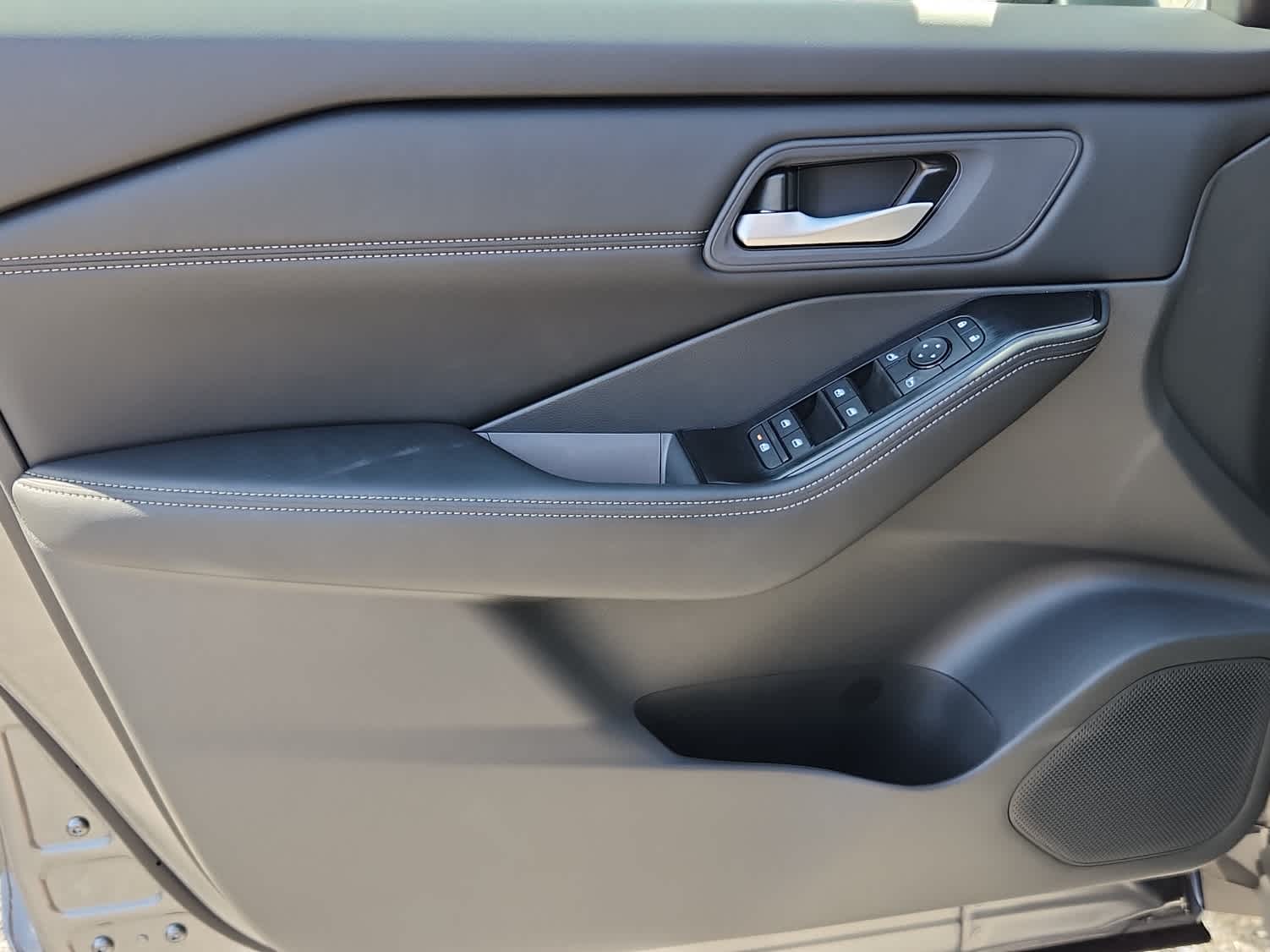 2026 Nissan Rogue SV photo 8