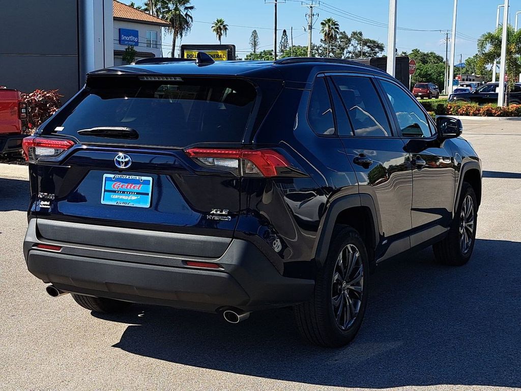 2022 Toyota RAV4 Hybrid XLE Premium photo 5
