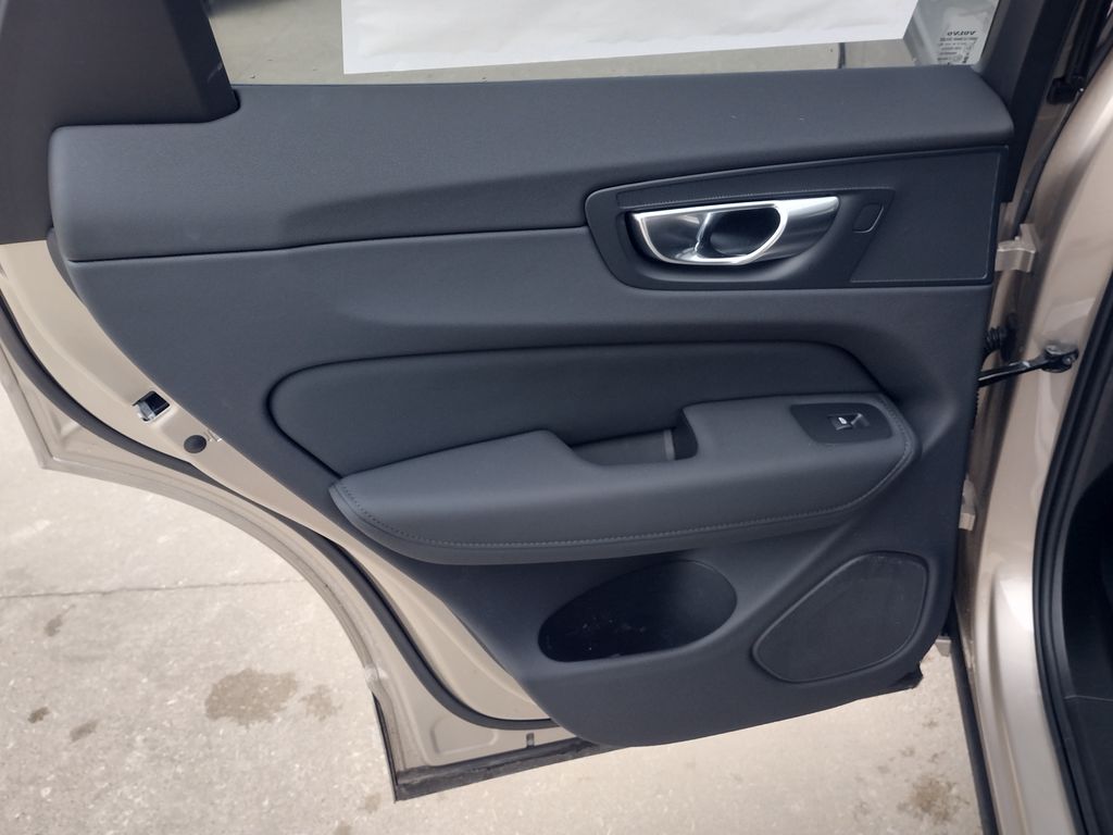 2026 VOLVO XC60 - Image 16