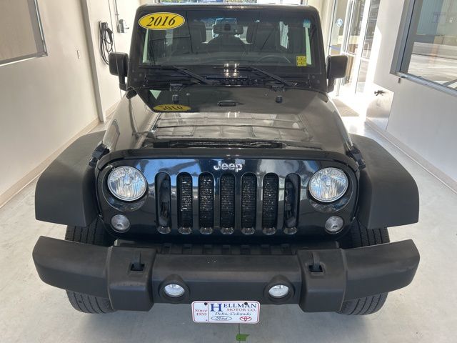 2016 Jeep Wrangler Unlimited Rubicon photo 2