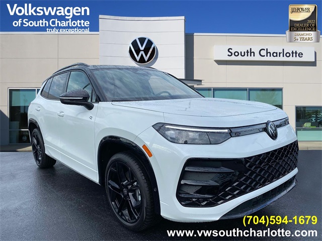 2025 Volkswagen Tiguan SE R-LINE BLACK's photo