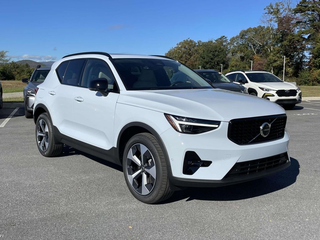 2026 Volvo XC40 Plus's photo