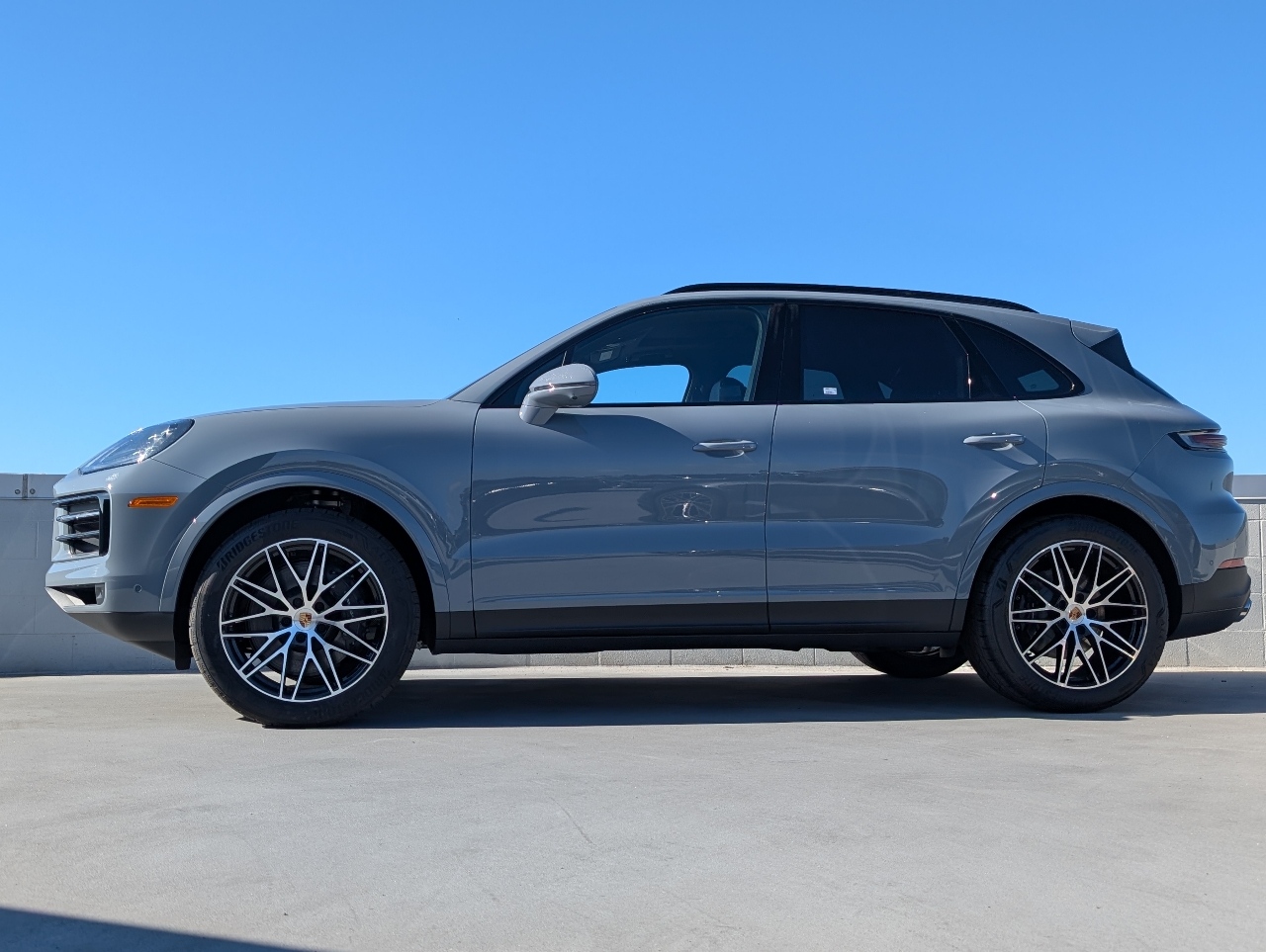 2025 Porsche Cayenne photo 2