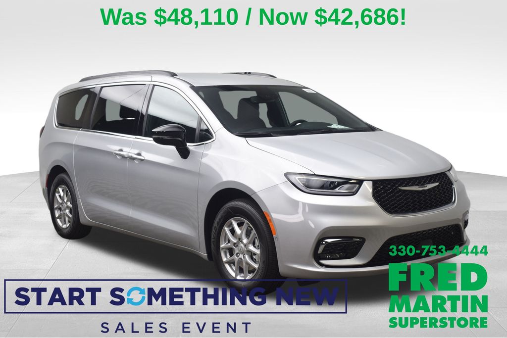 2026 Chrysler Pacifica Select's photo