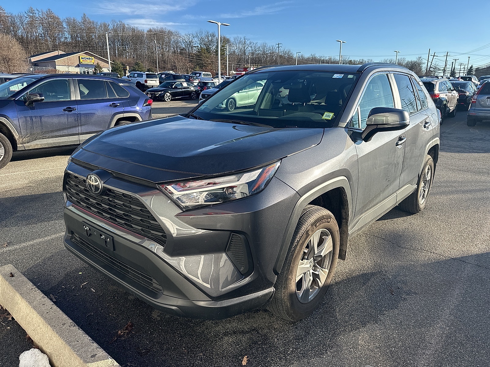 2025 Toyota RAV4 XLE's photo