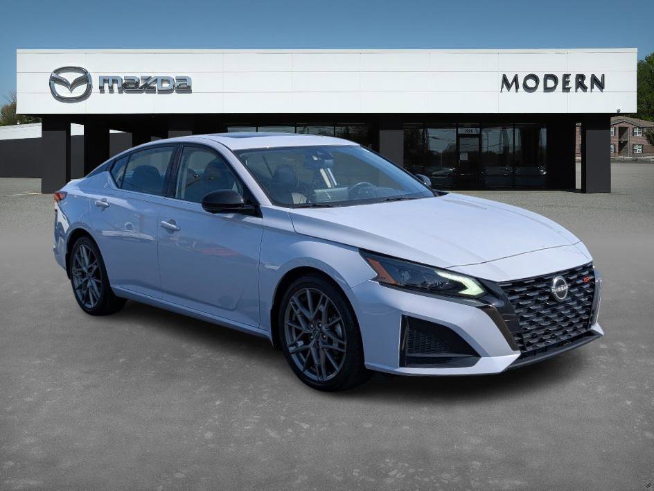 2023 Nissan Altima SR photo 7