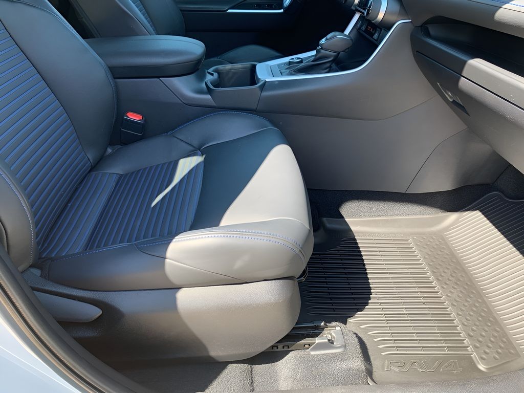 2022 Toyota RAV4 Hybrid XSE photo 13