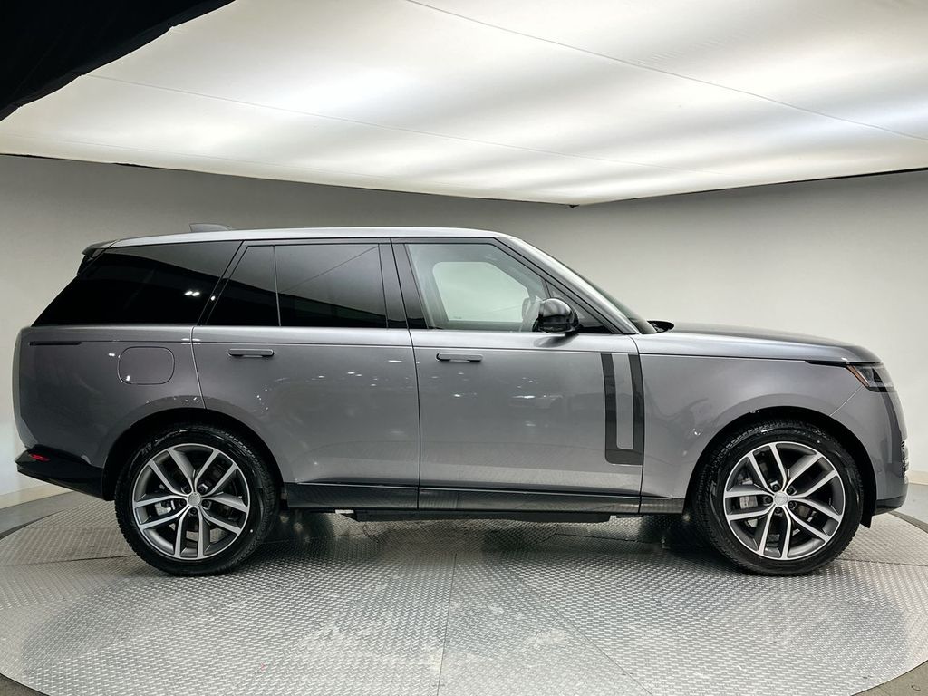 2025 Land Rover Range Rover SE photo 3