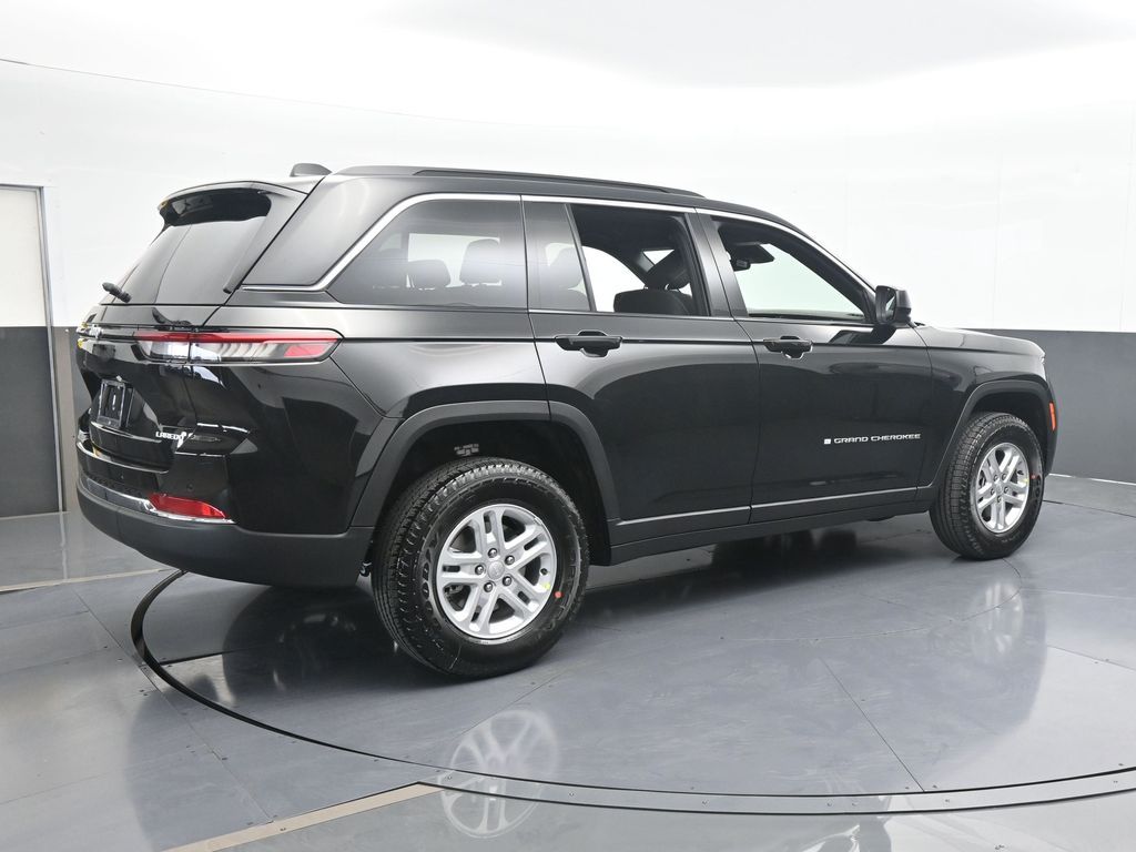 2025 Jeep Grand Cherokee Laredo photo 2