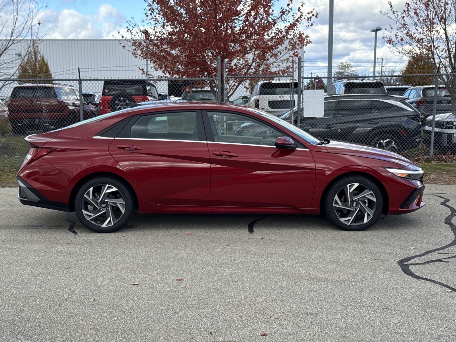 2025 Hyundai Elantra SEL Convenience photo 3