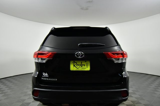 2017 Toyota Highlander LE photo 8