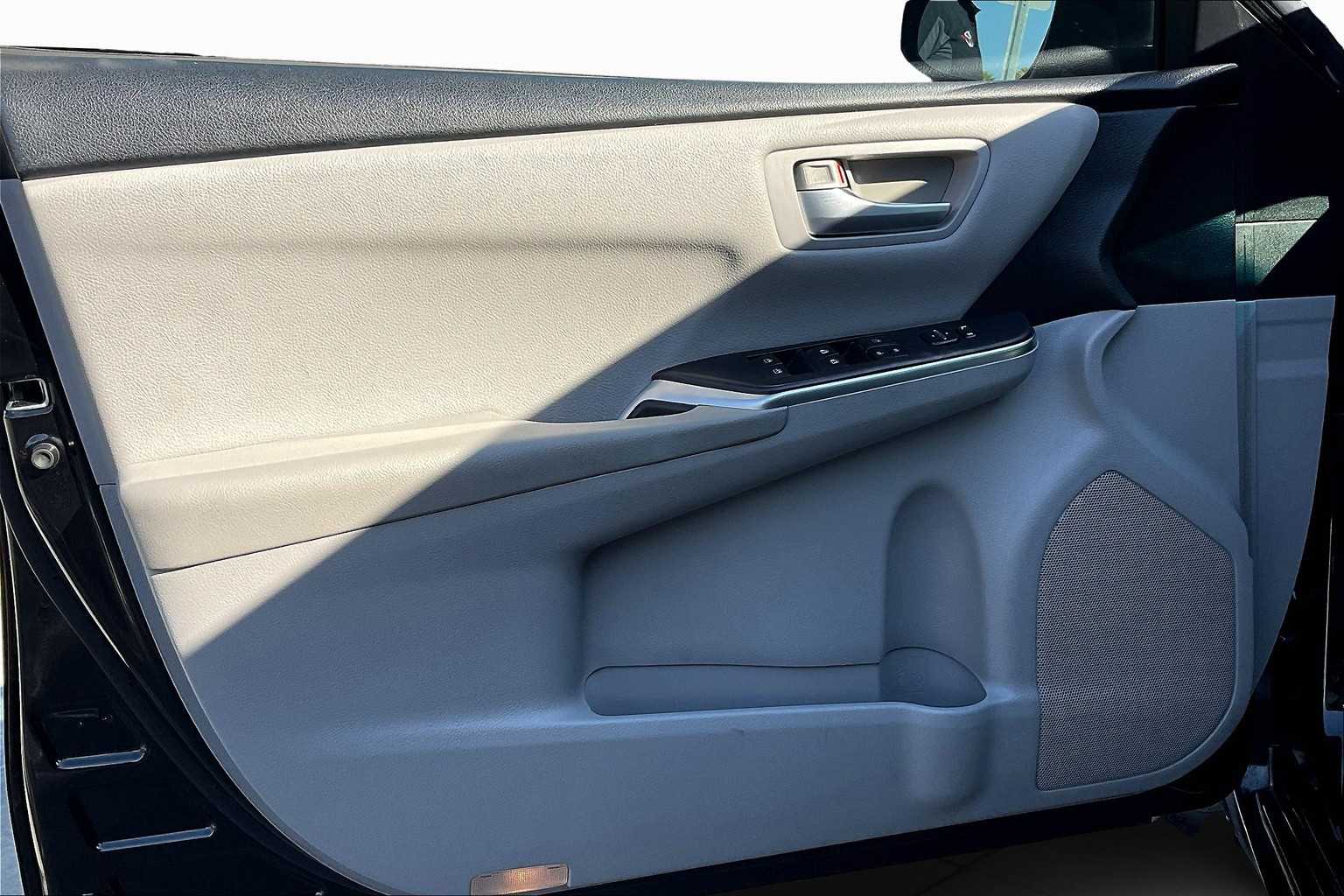2017 Toyota Camry SE photo 21