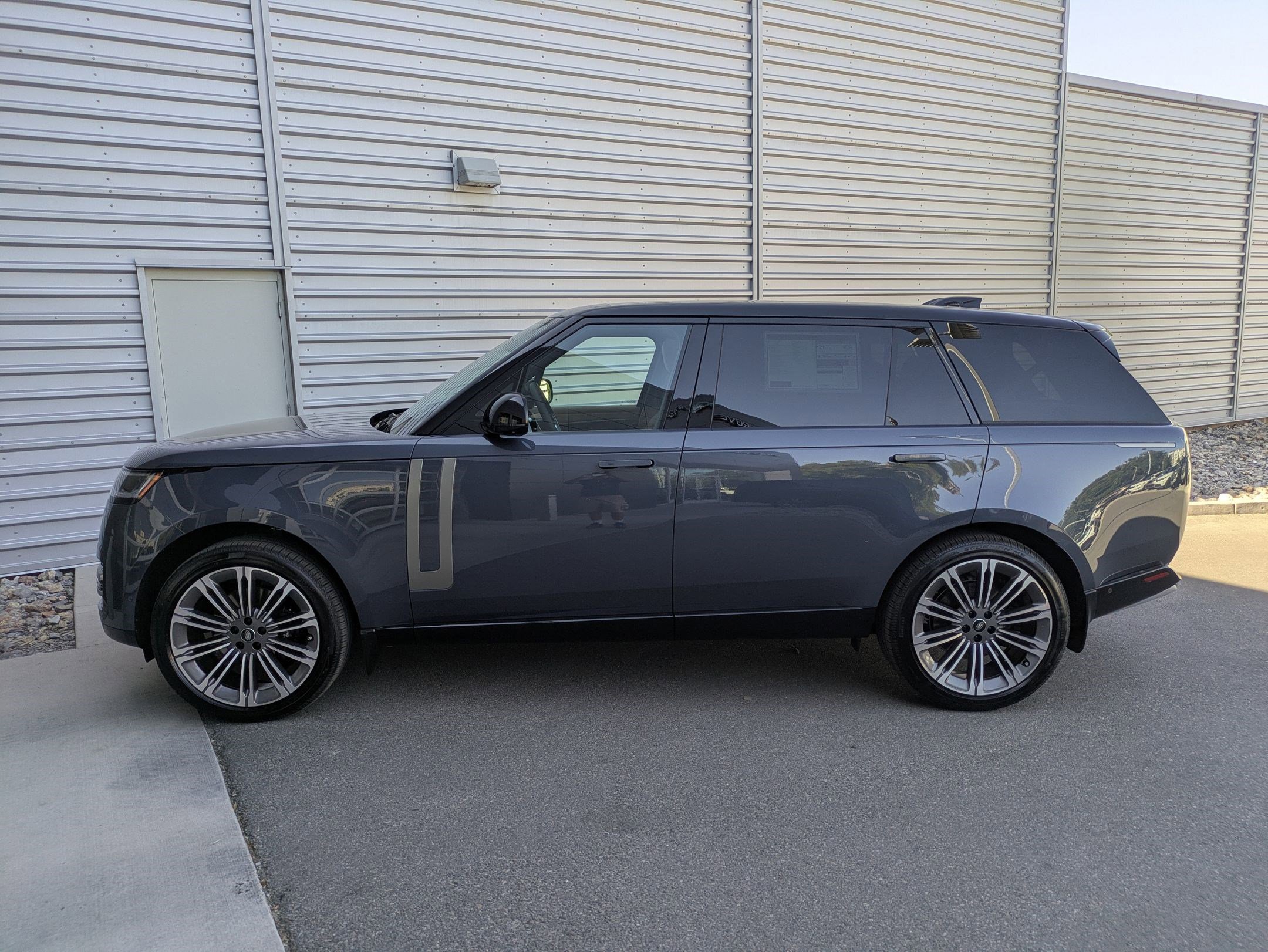 2025 Land Rover Range Rover SE photo 2