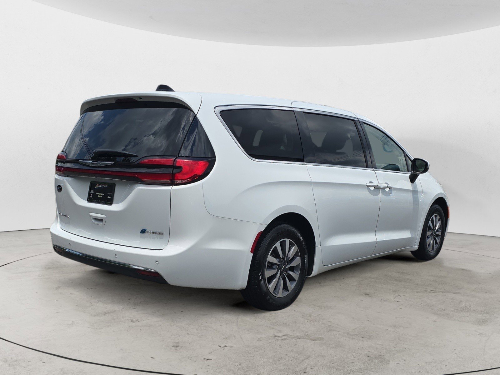 2023 Chrysler Pacifica Hybrid Touring L photo 2